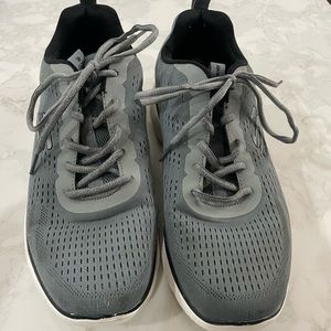 Size 9 men’s sketchers.